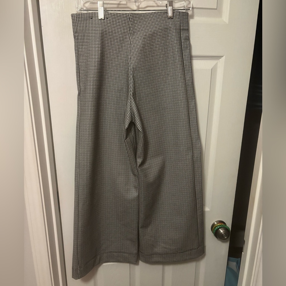 Classic Black and White Houndstooth Barrel Leg Pants - Picture 3 of 5